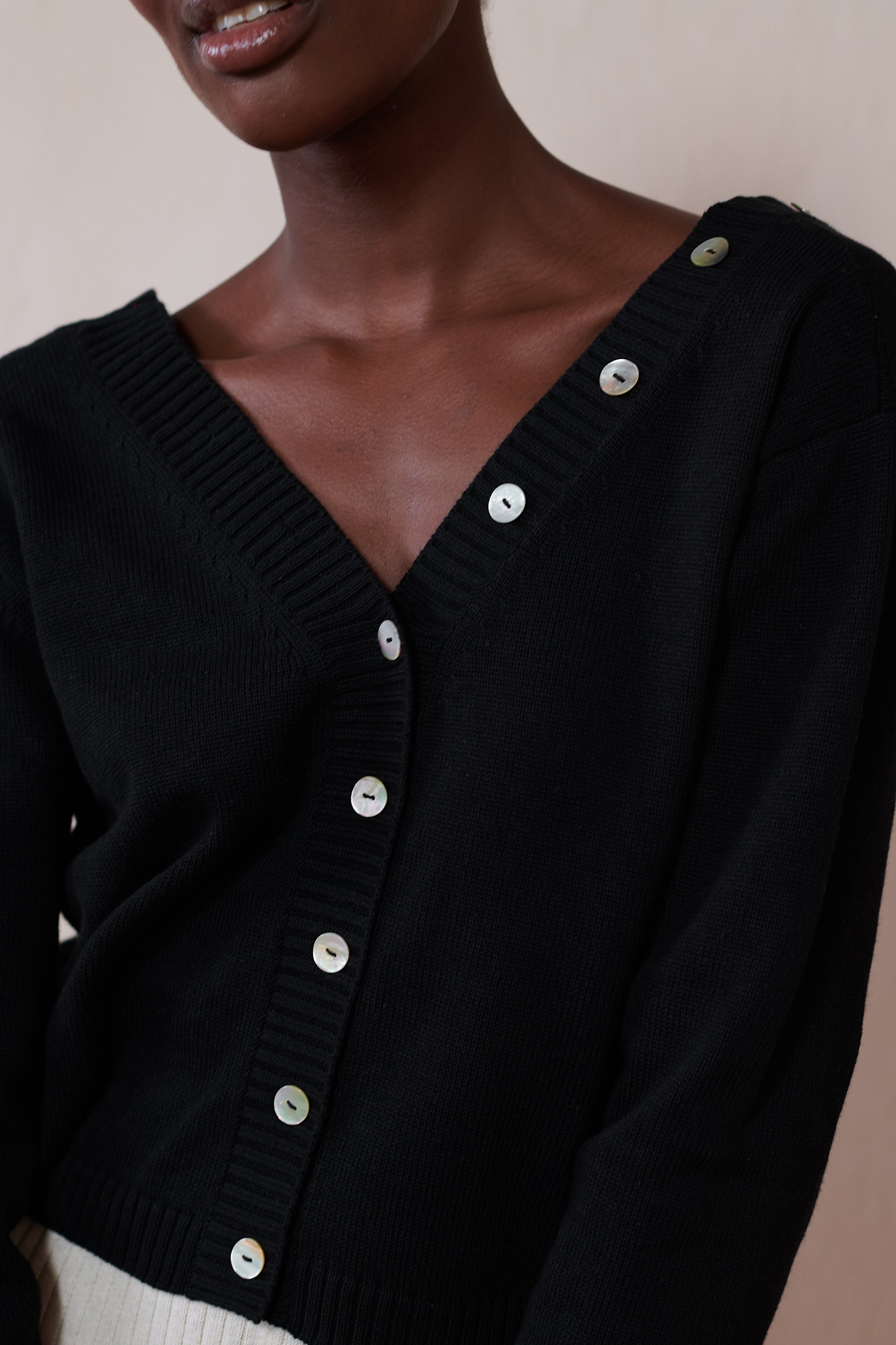 BUTTON CARDI | noir | organic – Maria Stanley