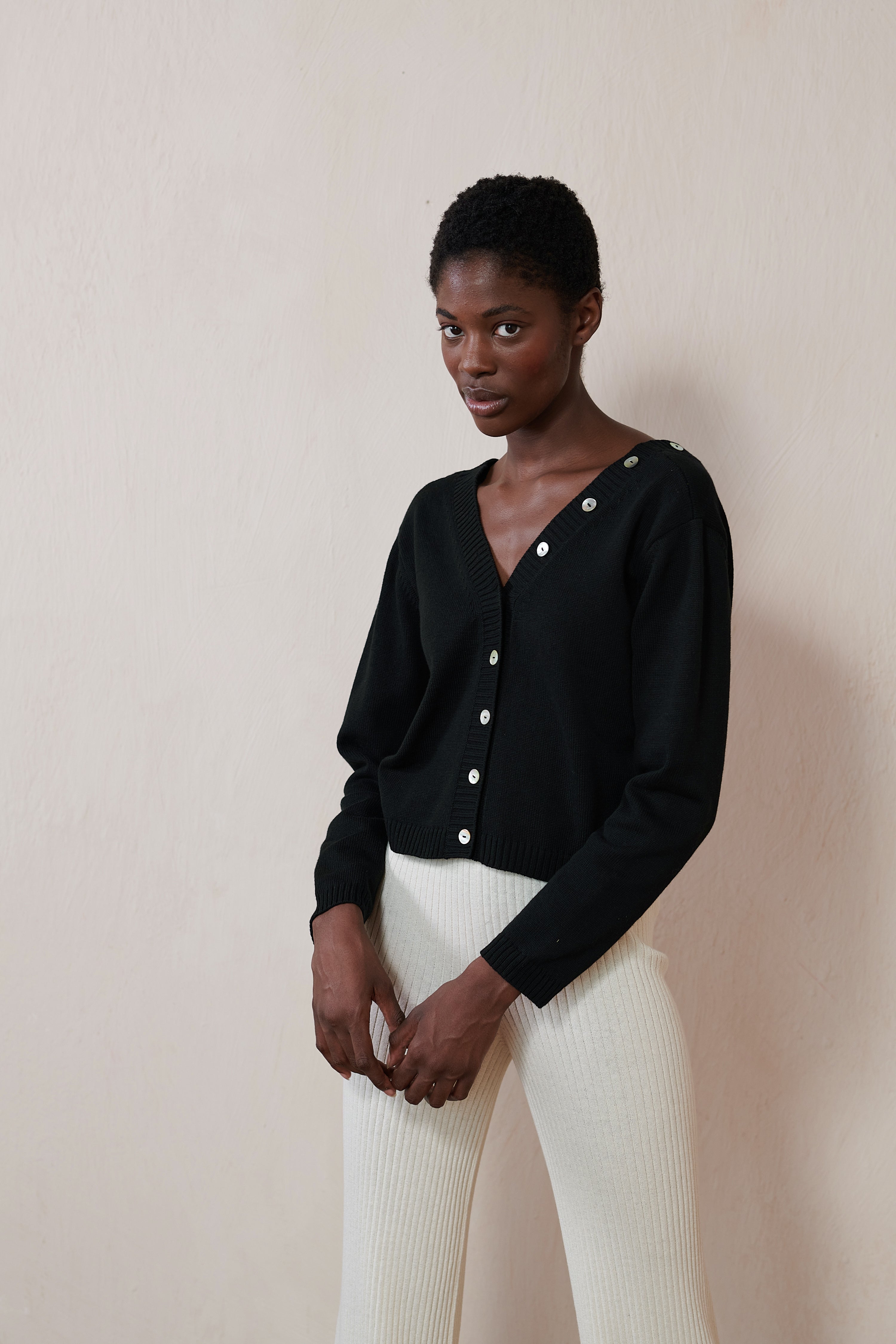 BUTTON CARDI | noir | organic – Maria Stanley