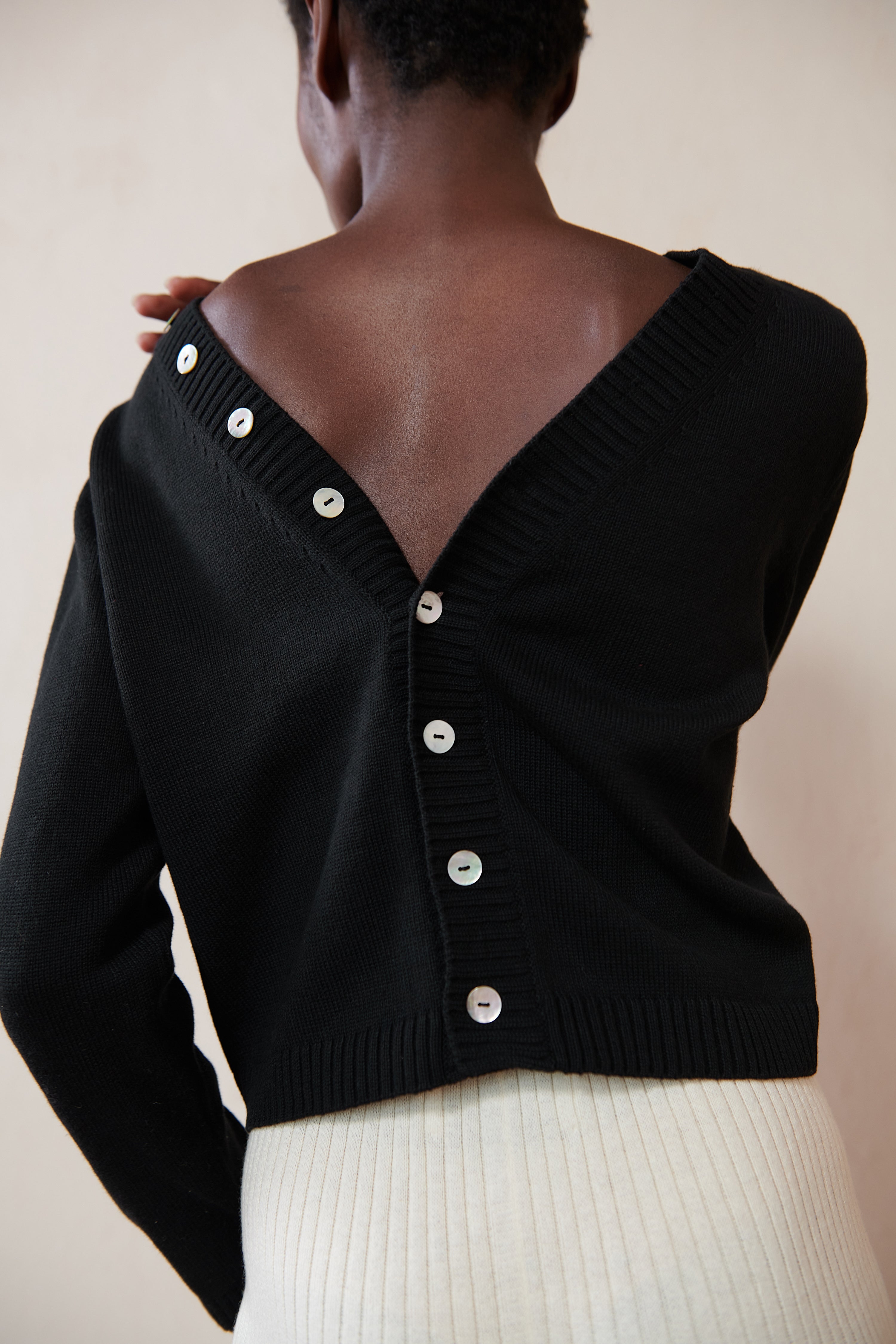 BUTTON CARDI | noir | organic – Maria Stanley